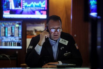FOTO ARCHIVO: Un operador trabaja en el parqué de la Bolsa de Nueva York (NYSE) en Nueva York, Estados Unidos, 29 de noviembre de 2022. REUTERS/Brendan McDermid/Foto de archivo