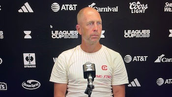 La conversación entre ambos técnicos provocó especulaciones sobre si el mexicano cuestionó a Berhalter por no conformarse con la igualada.