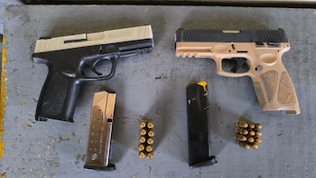 La DIPRONA y agentes de la PNC realizaron capturas por portación de armas en Los Amates, Esquipulas y Zacapa durante los operativos en Guatemala. (Foto cortesía Policía Nacional Civil de Guatemala)