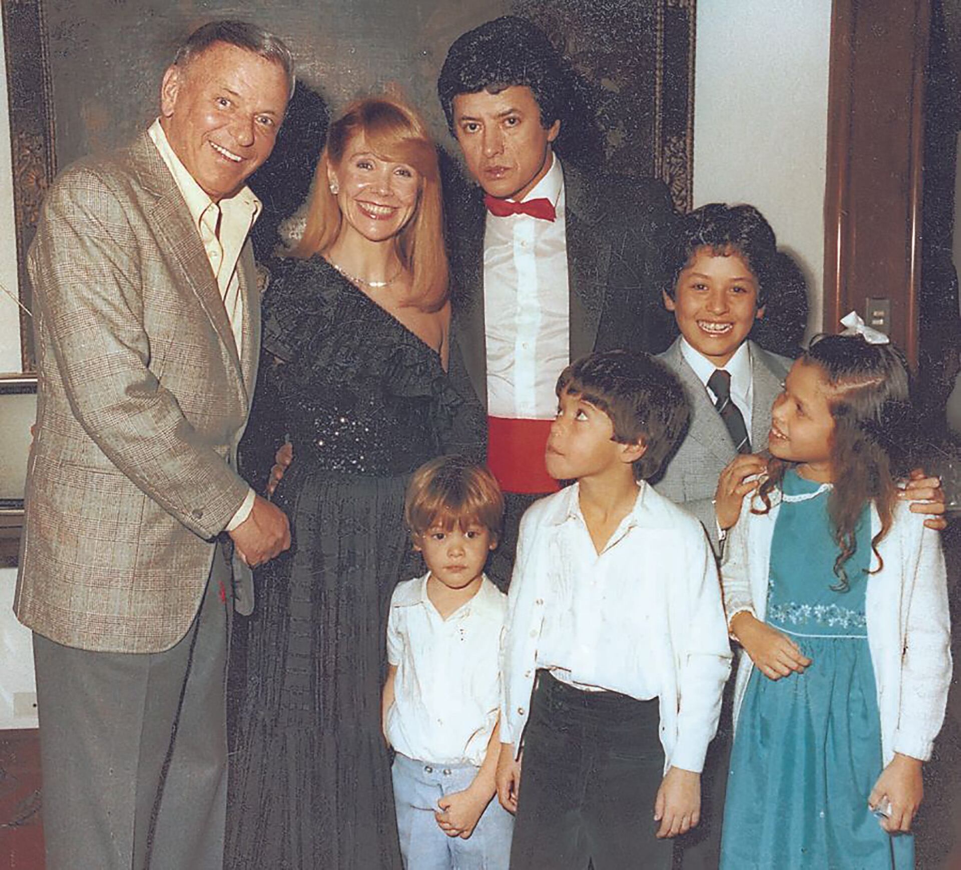 Ramón Ortega, Evangelina Salazar y sus hijos, Martín, Julieta, Sebastián, Emanuel y Luis en el show que Frank Sinatra dio en Buenos Aires, en 1981, producido por Palito.
