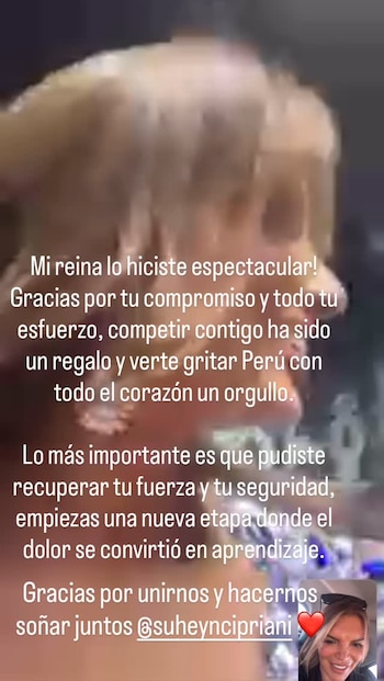 Pantalla de teléfono con mensaje de texto en español y una foto de Jessica Newton sonriendo con gafas de sol, junto a un corazón rojo