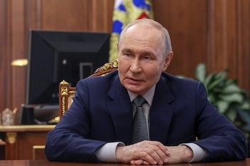 El presidente ruso Vladímir Putin durante una reunión en el Kremlin en Moscú, en un encuentro oficial con autoridades regionales (Mijaíl Metzel/AP)