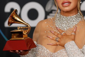 Chiquis poses with her the