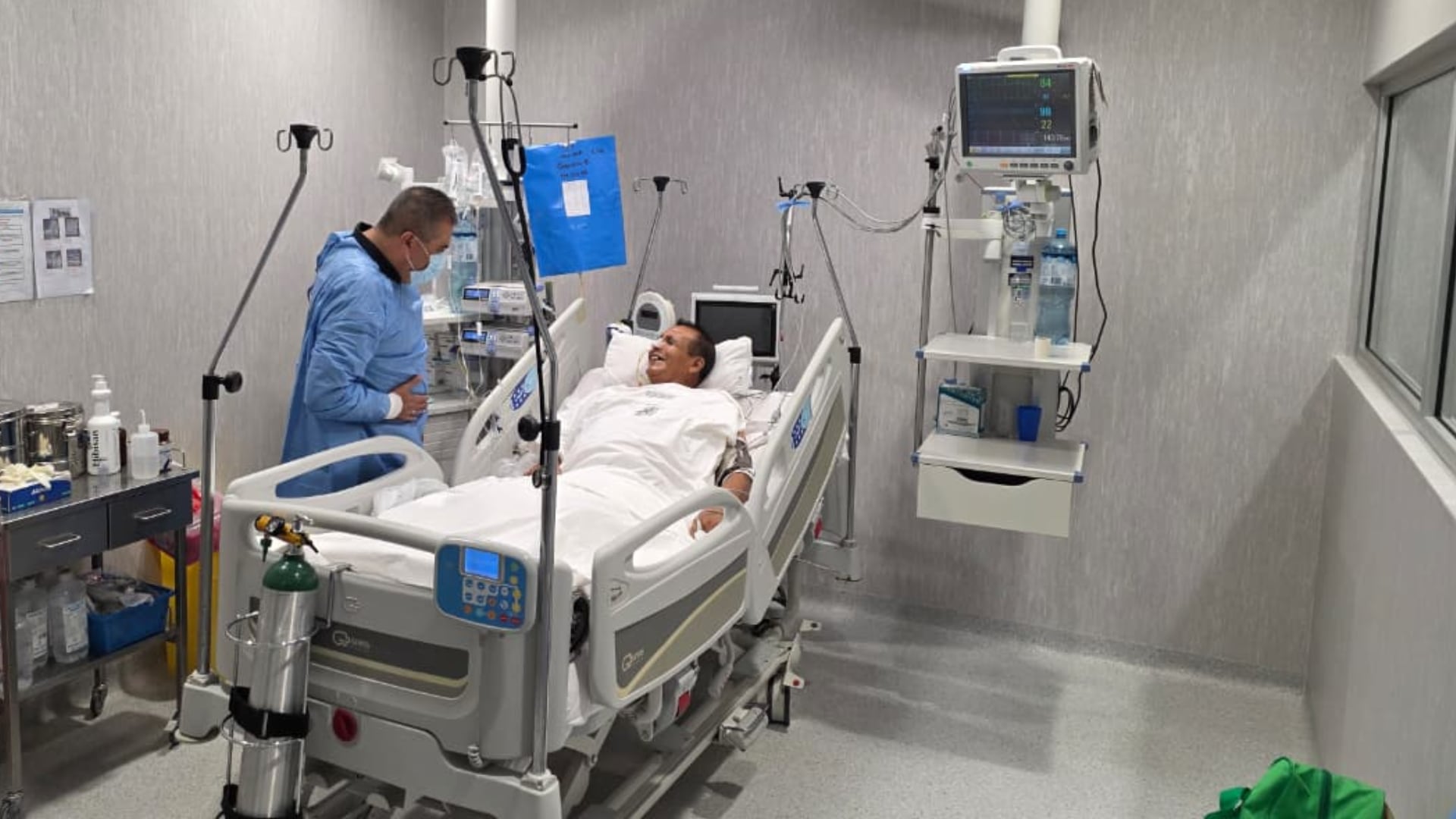 El Comandante General de la Policía Nacional del Perú, Oscar Manuel Arriola Delgado, visitó al ST1 PNP Edgar Galvan en la UCI del Hospital de la PNP, quien se recupera tras enfrentar a criminales y evitar un robo. (Foto: Policía Nacional del Perú)