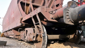 Al menos cinco muertos tras el descarrilamiento de un tren de pasajeros en el centro de Pakistán