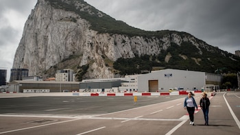 Picardo y Franco escenifican el fin de la Verja que separa Gibraltar