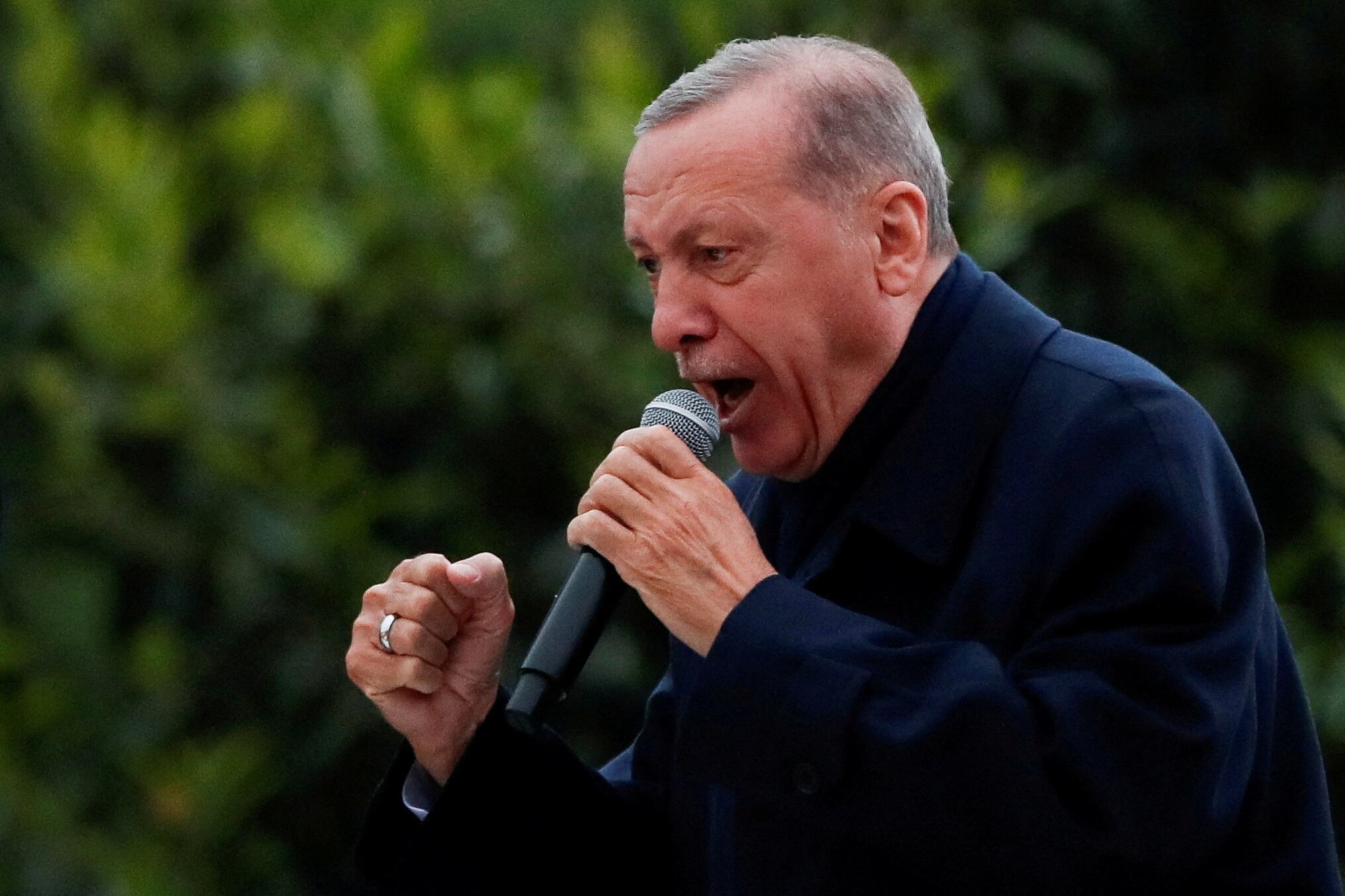FOTO DE ARCHIVO: El presidente turco, Tayyip Erdogan, se dirige a sus seguidores tras los primeros resultados de las encuestas a pie de urna de la segunda vuelta de las elecciones presidenciales en Estambul, Turquía, el 28 de mayo de 2023 (Reuters)