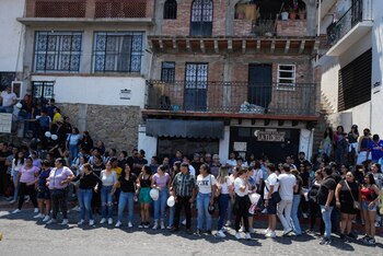 Varios vecinos en la calle