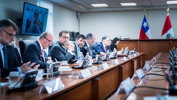 Perú y Chile acuerdan intercambiar información tras la alarma en Lima por la zanja fronteriza de Kast