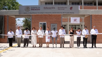 Acompañada de un robot, Claudia Sheinbaum inaugura Bachillerato Nacional en Yucatán