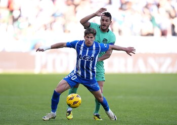 Giuliano defiende la pelota ante