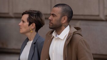 Dani Alves y su abogada,