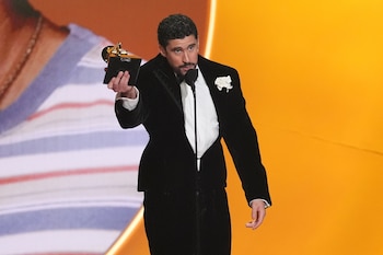 Bad Bunny acepta el premio