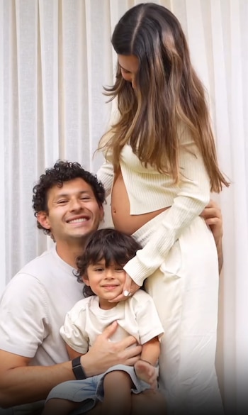 Daniela Salazar confirmó que espera a su segundo hijo junto a Simón Pulgarín y su primogénito, Pedro - crédito @danielasalazarc_/ Instagram