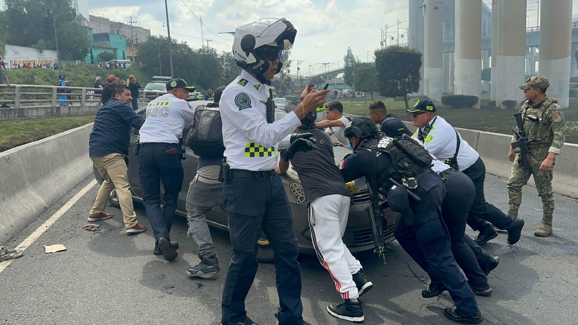 Derivado de la volcadura de una pipa en el Puente de la Concordia, alcaldía Iztapalapa, se registró una explosión en la zona que  FOTO: GOBIERNO DE LA CIUDAD DE MÉXICO/CUARTOSCURO.COM