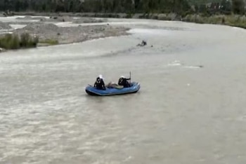 Hallan restos de segunda víctima del despiste de auto que cayó al río Mantaro.