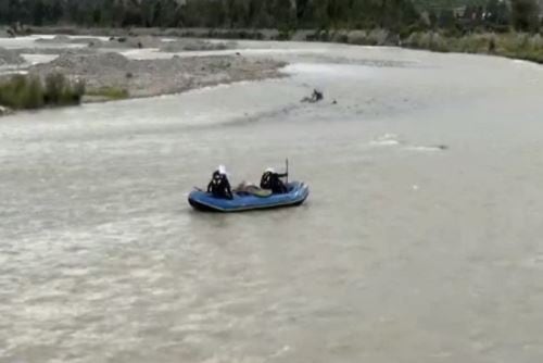 Hallan restos de segunda víctima del despiste de auto que cayó al río Mantaro.