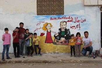 Aziz Asmar con varios niños