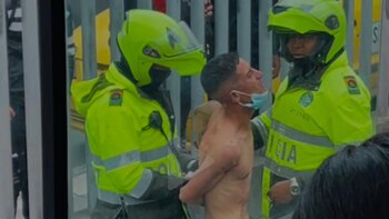 Presunto ladrón se metió debajo