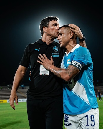 El gesto afectuoso de Zé Ricardo a Yoshimar Yotún tras victoria de Sporting Cristal sobre Cerro Porteño. - créditos: Sporting Cristal