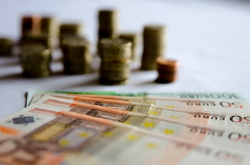 Imagen de monedas y billetes