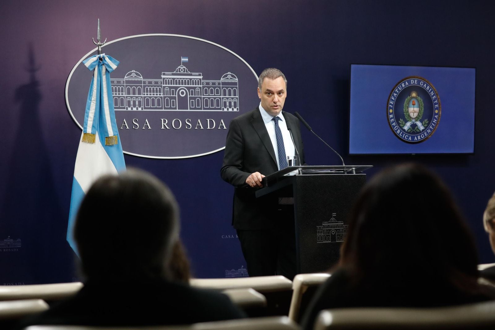 El jefe de Gabinete, Manuel Adorni, en la sala de conferencias