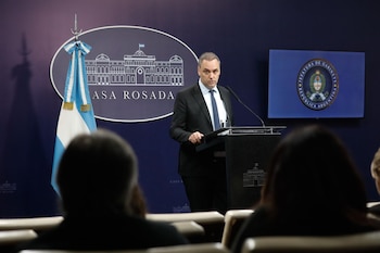 El jefe de Gabinete, Manuel Adorni, en la sala de conferencias