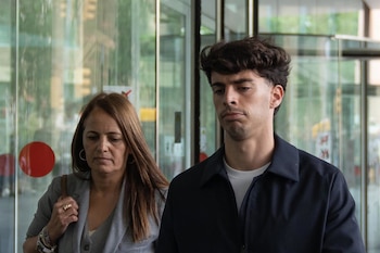 El futbolista del RCD Espanyol Álvaro Aguado a su salida de la Ciutat de la Justicia, a 14 de mayo de 2025, en Barcelona (David Zorrakino - Europa Press)