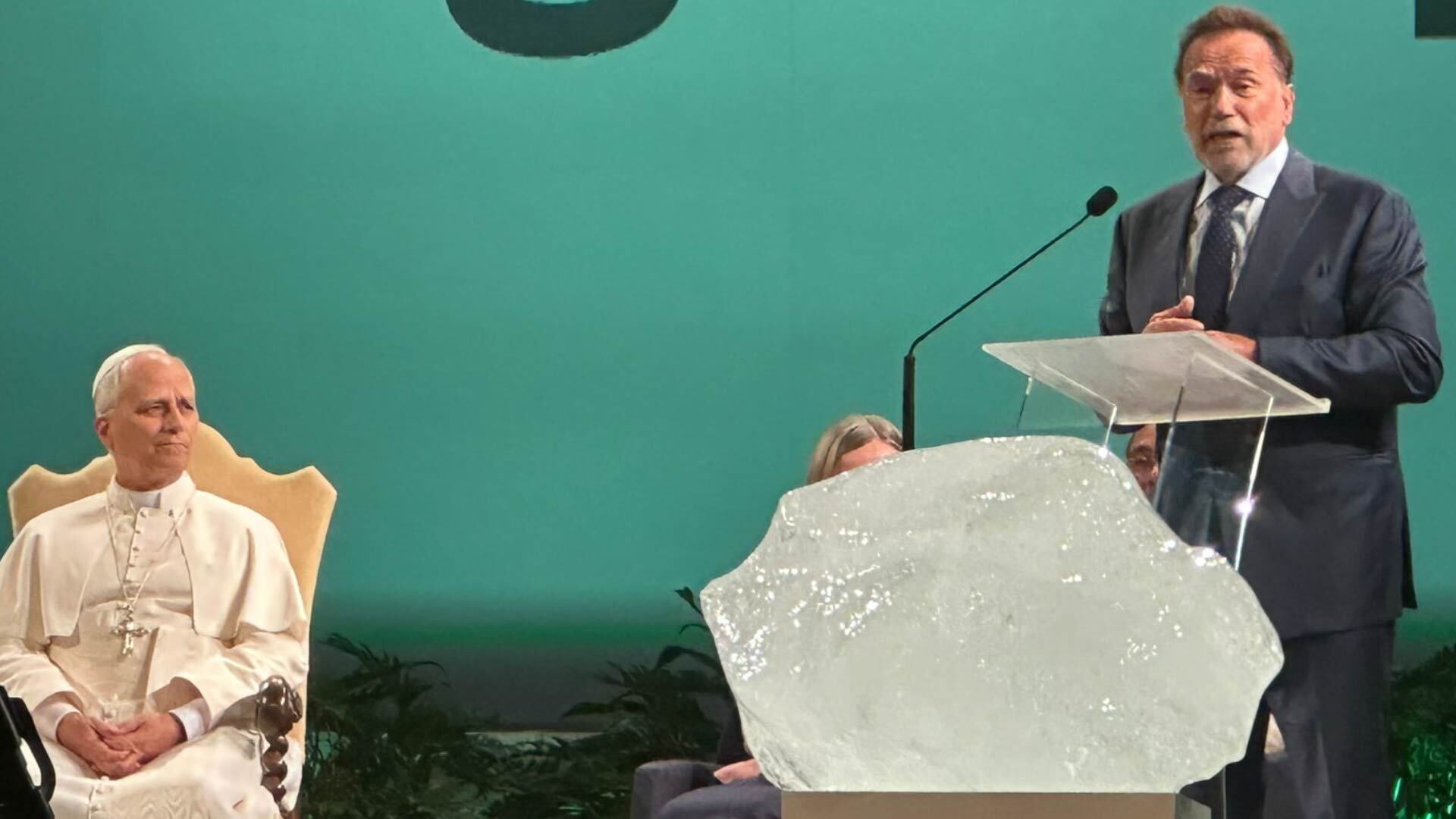 El papa León XIV y Arnold Schwarzenegger en el Congreso Internacional “Raising Hope” en Castel Gandolfo