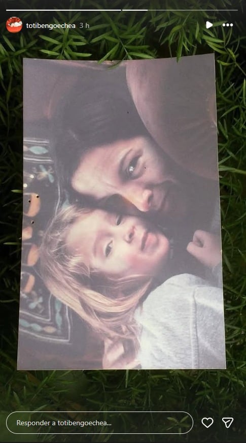 Antonia eligió una foto de ella de pequeña acostada sobre su madre