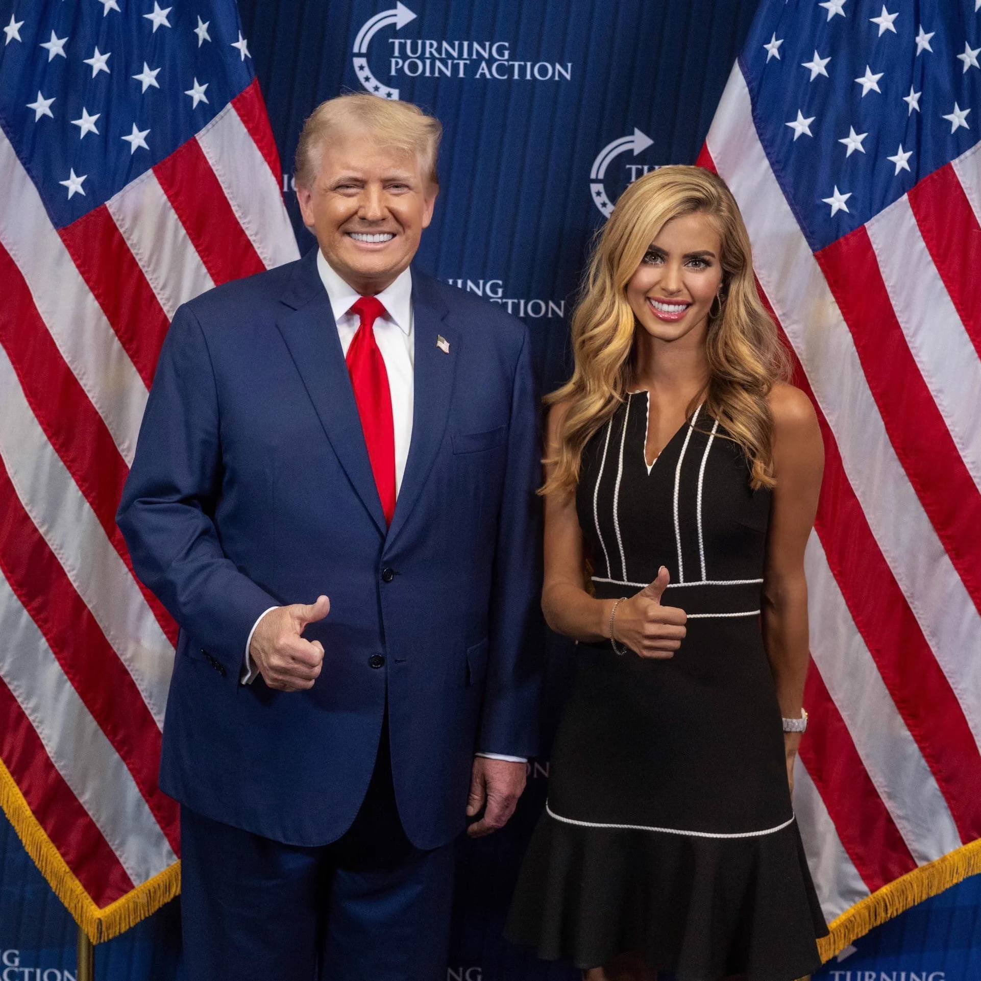 El expresidente Donald Trump posa junto a la periodista Katie Zacharia durante un evento de la organización Turning Point Action en Estados Unidos.
