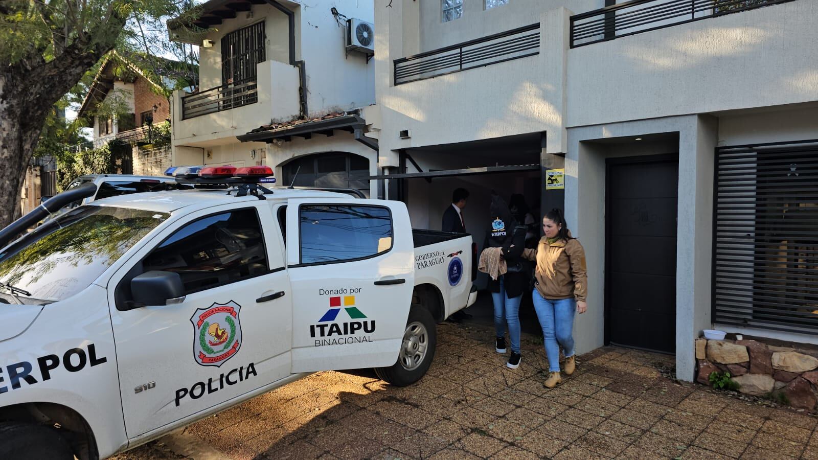 El momento en que la policía de Paraguay traslada a Kueider y a Guinsel a la sede local de Interpol