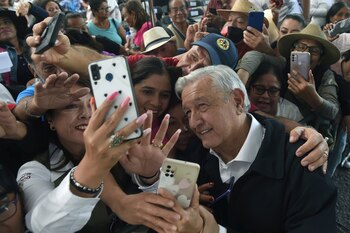 AMLO posa en las fotografías