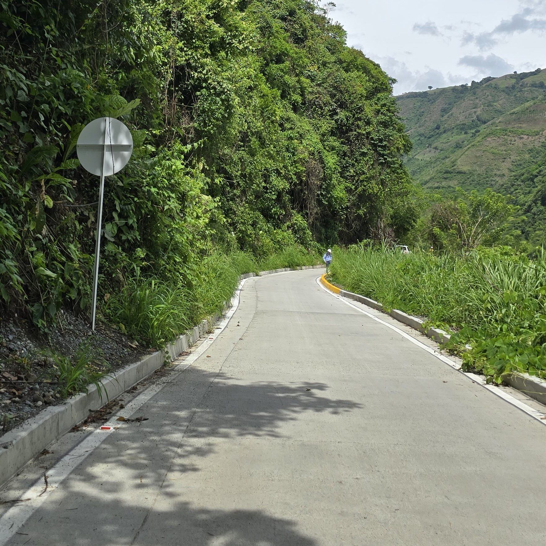 Equipos de emergencia trabajo en la remoción de la roca que bloqueó la carretera y provocó daños materiales. - crédito Grupo Argos