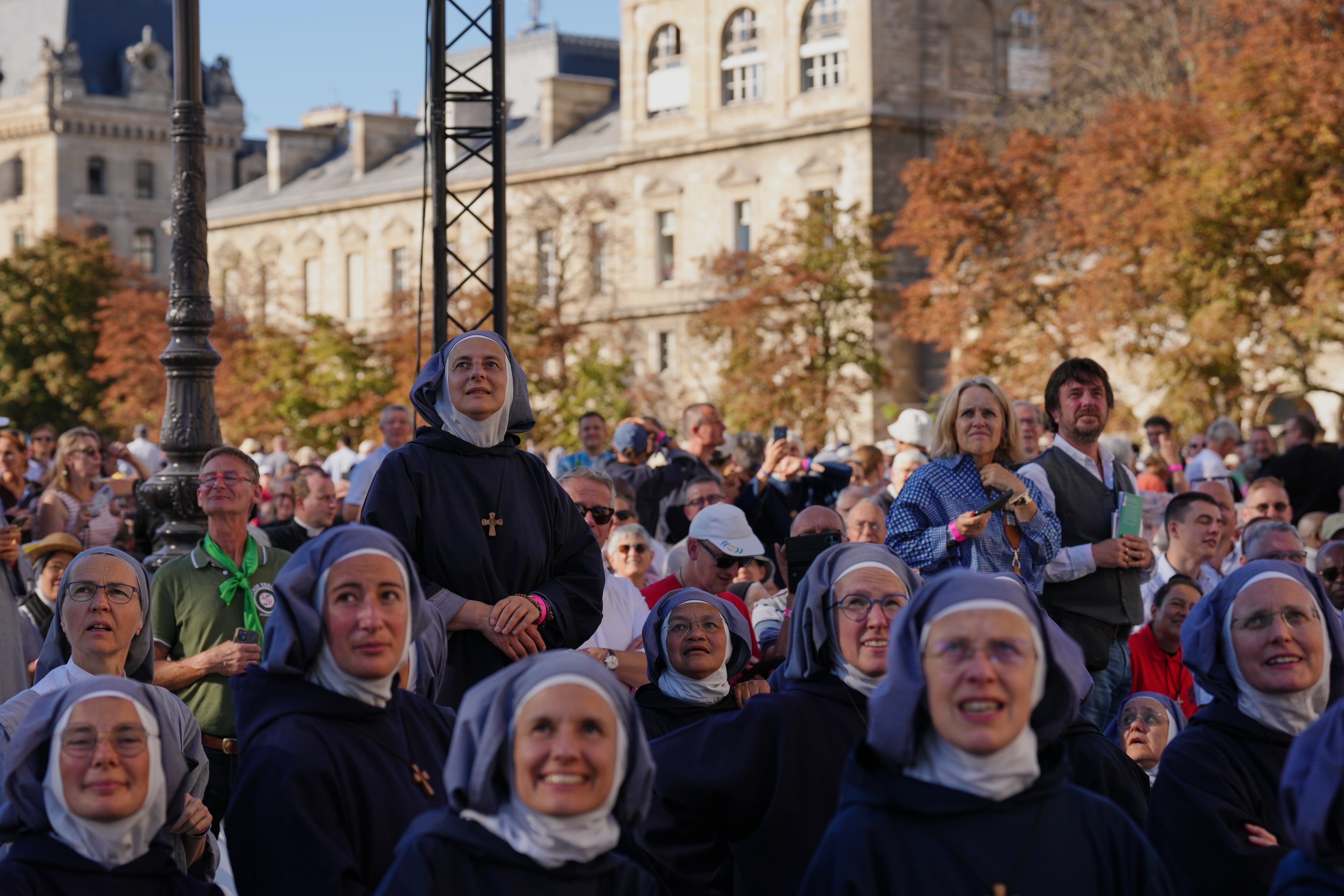 Las monjas miran al Papa León XIV cuando llega al área de Notre-Dame en París, el viernes 25 de septiembre de 2026. (Foto AP/Aurelien Morissard)