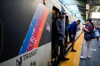 El Corredor Noreste de NJ Transit registró cancelaciones por problemas mecánicos y escasez de material rodante en los viajes hacia Manhattan (REUTERS/Eduardo Munoz)