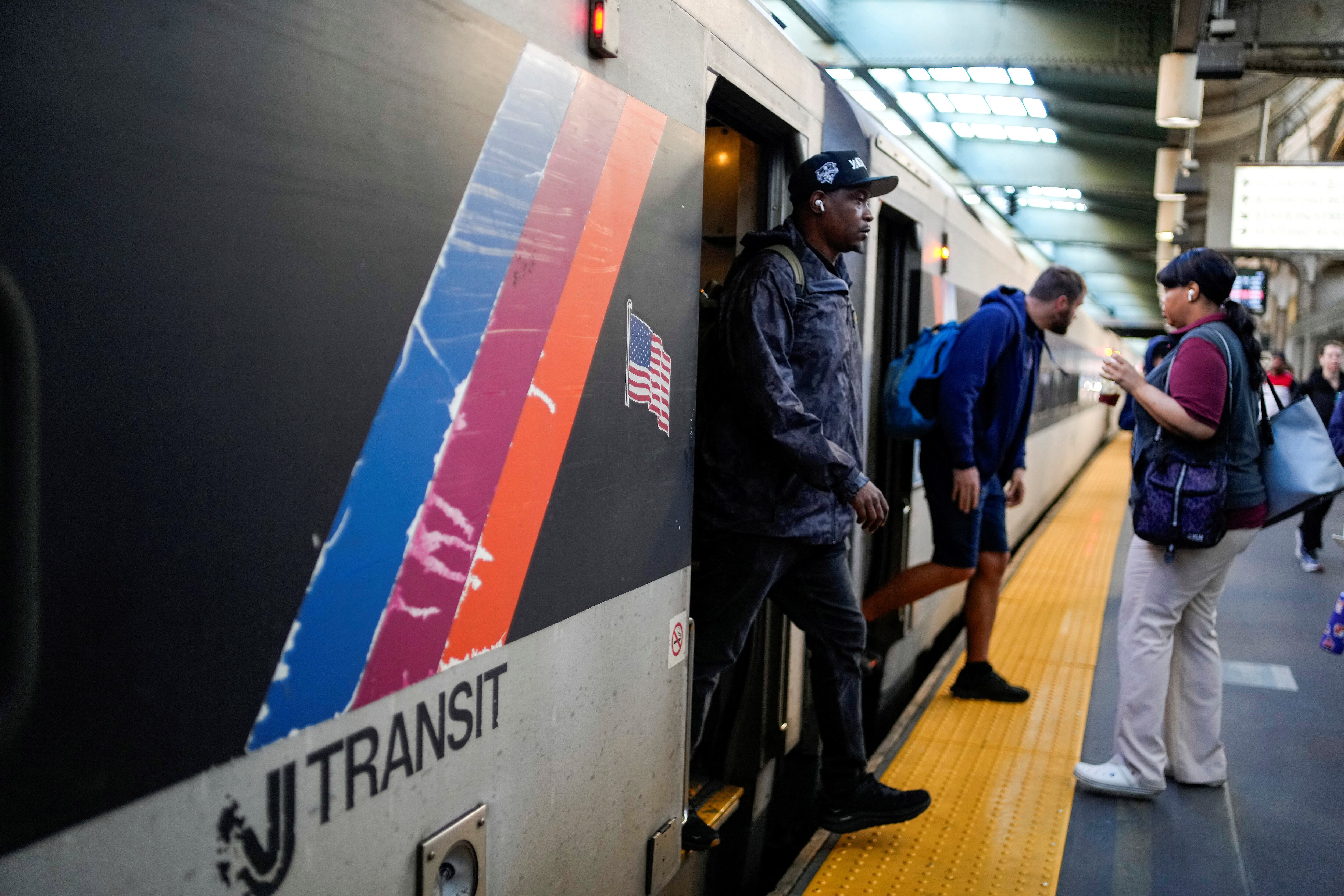 El Corredor Noreste de NJ Transit registró cancelaciones por problemas mecánicos y escasez de material rodante en los viajes hacia Manhattan (REUTERS/Eduardo Munoz)