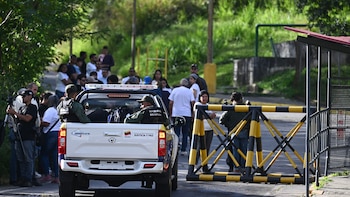 Familiares de presos políticos esperan