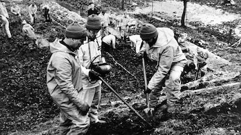 Agentes en 1981 buscando pistas