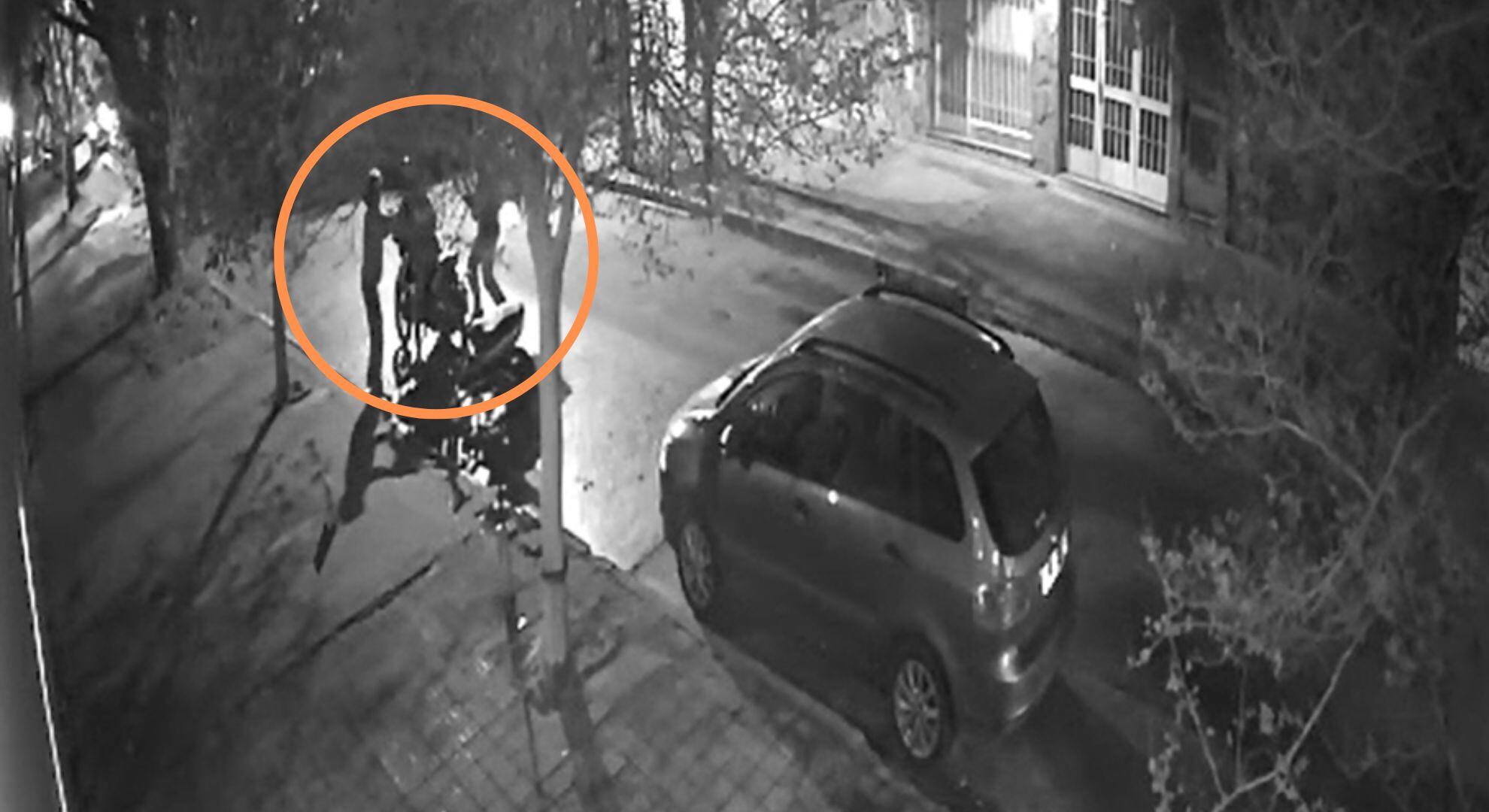 El momento en el que la víctima comenzó a golpear a los ladrones