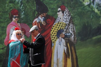 Una pareja vestida de chulapos