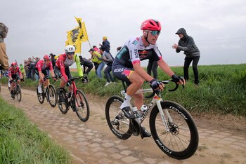 La UCI estableció nuevas medidas para las bicicletas profesionales de la categoría World Tour - crédito TERESA SUÁREZ/EFE/EPA