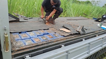 La SGAIA, la DEIC y el Ministerio Público inspeccionaron el vehículo y hallaron 72 paquetes rectangulares en compartimientos con doble fondo./ (PNC de Guatemala)