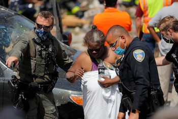 Autoridades asisten a una vecina