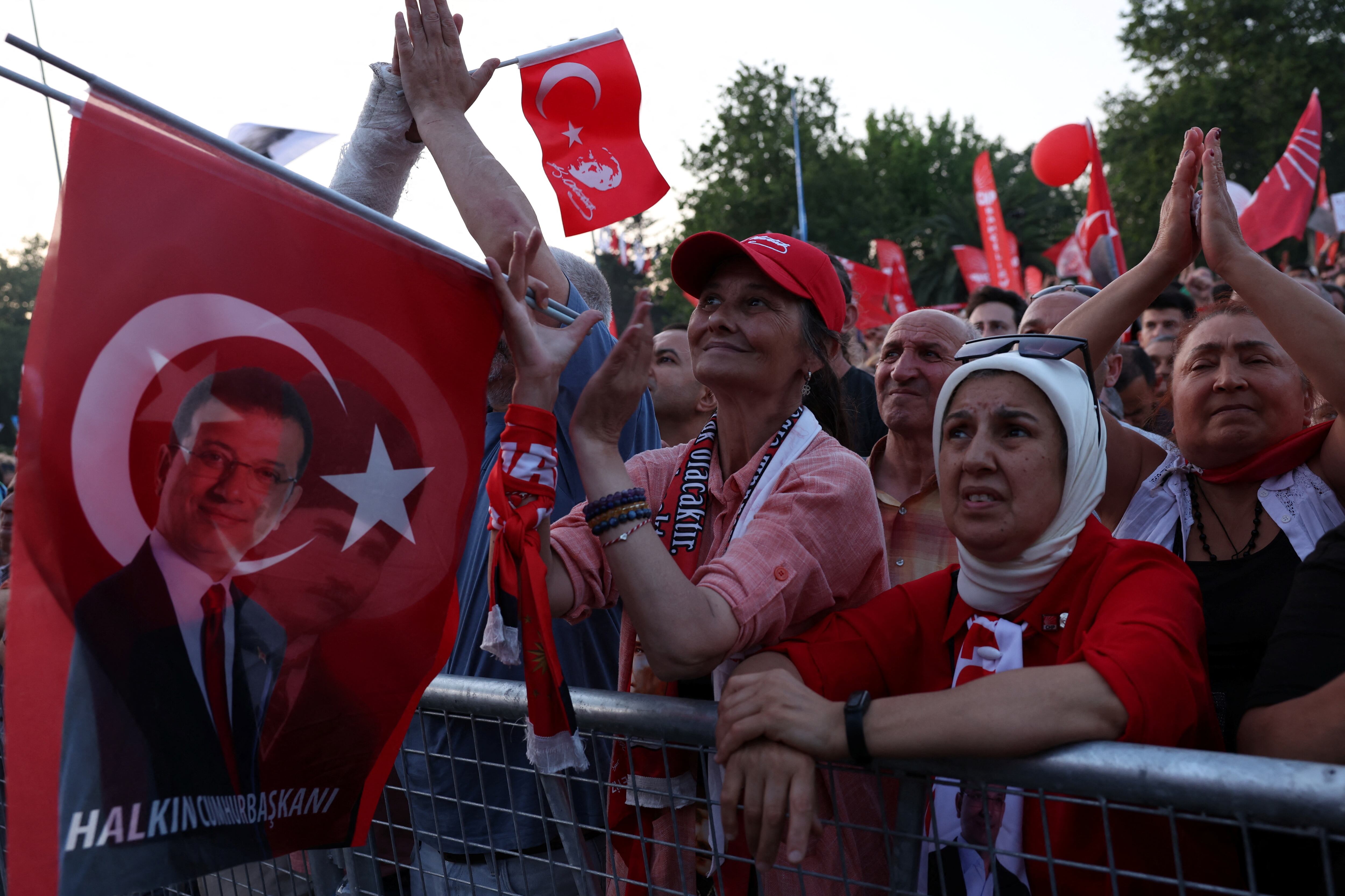 Partidarios del principal partido de oposición, el Partido Republicano del Pueblo (CHP), participan en una manifestación por la detención del alcalde de Estambul, Ekrem Imamoglu, en Estambul, Turquía, el 1 de julio de 2025 (REUTERS/Dilara Senkaya)