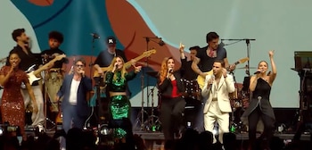 Los artistas interpretando “Inmortal” en