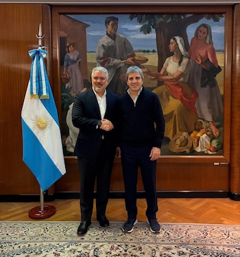 El ex presidente de Colombia, Iván Duque, y el ministro de Economía Luis Caputo, se reunieron hoy en la cartera de Hacienda