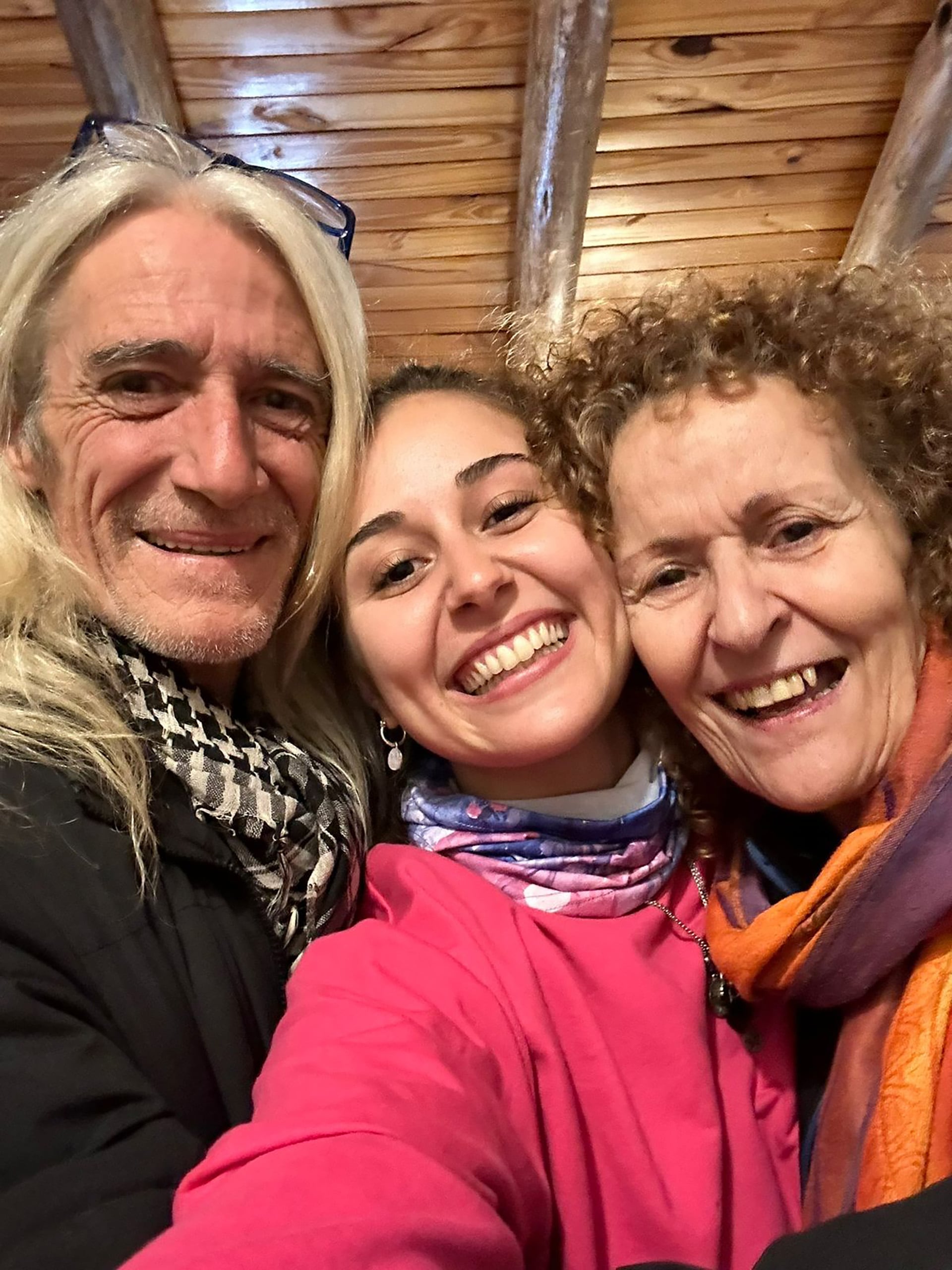 Jael Queipo junto a sus padres