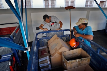 El "duro trabajo" de los triciclos eléctricos para aliviar la crisis de basura en Cuba