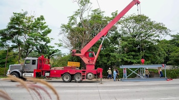 Autoridades de El Salvador anuncian cierre parcial de la carretera al Puerto de La Libertad por instalación de una pasarela